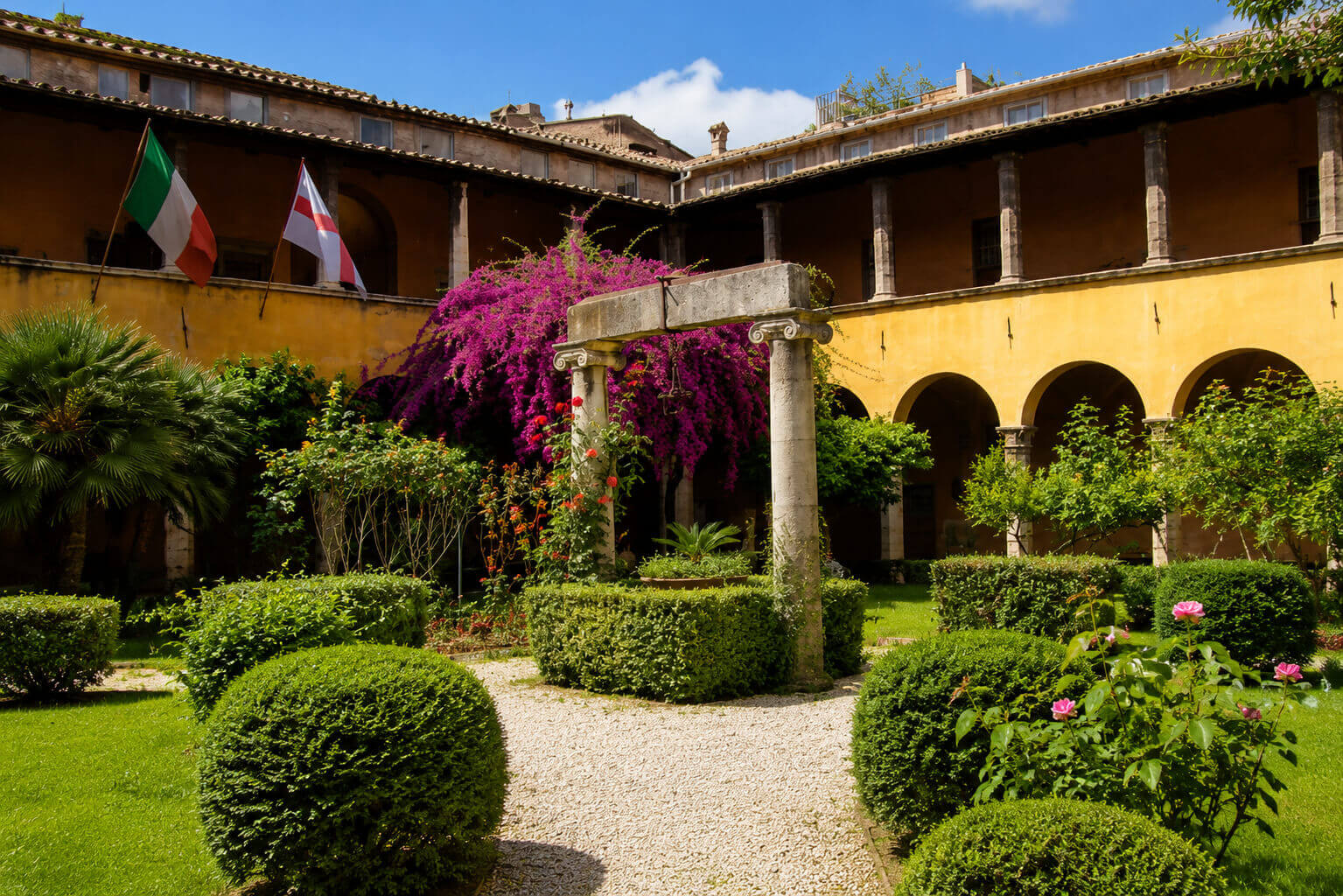 Chiostro di San Giovanni Battista dei Genovesi nel cuore di Trastevere