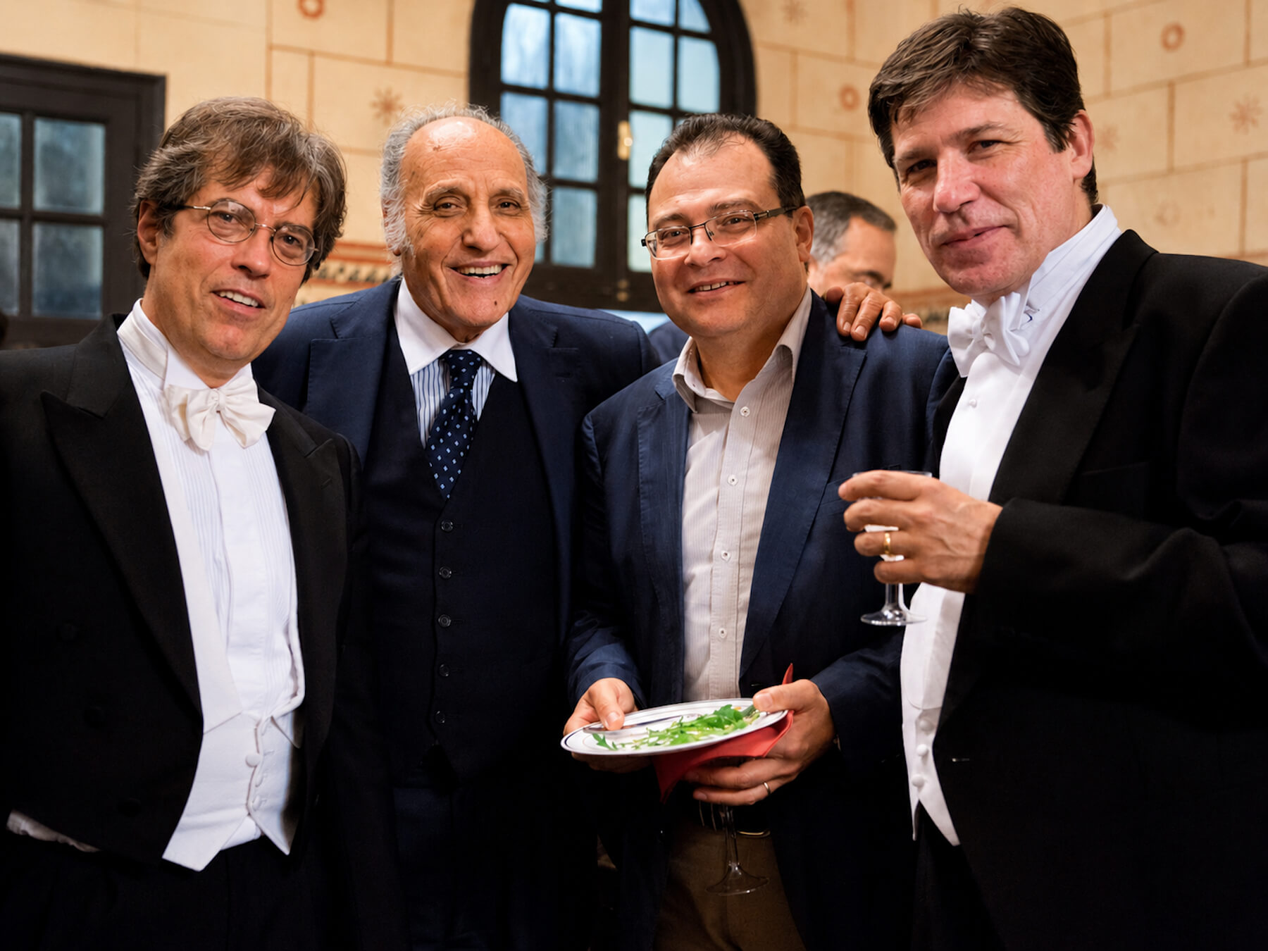 Aperitivo italiano con calici di vino dopo Opera’s Greatest Hits